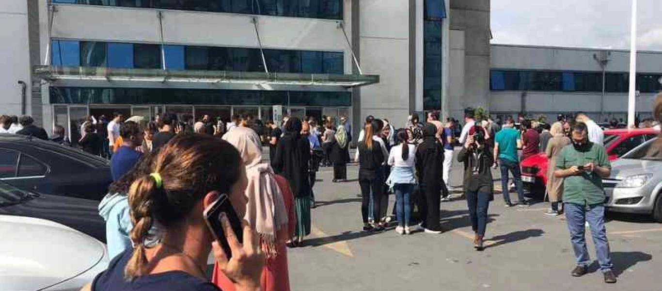 Εικόνες από τα πρώτα λεπτά μετά το σεισμό στην Κρήτη: Εργαζόμενοι και μαθητές βγαίνουν στο δρόμο (φώτο)